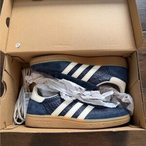 HANDBALL SPEZIAL SHOES Night Indigo / Cream White / Gum